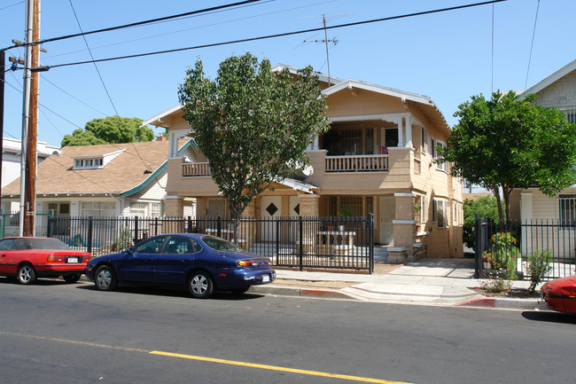 2831 San Marino St in Los Angeles, CA - Foto de edificio - Building Photo