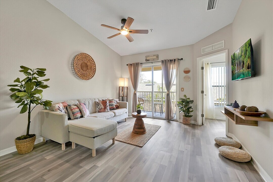 2722 Club Cortile Cir in Kissimmee, FL - Building Photo