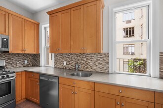11 W 74th St in New York, NY - Building Photo - Building Photo