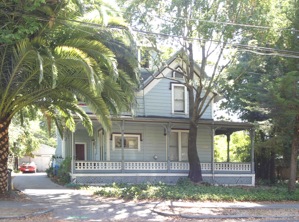 1323 Irwin St in San Rafael, CA - Building Photo