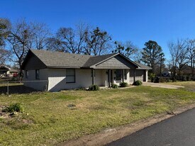 201 York St in Wills Point, TX - Building Photo