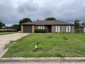 112 Mesa Dr in Glenn Heights, TX - Building Photo