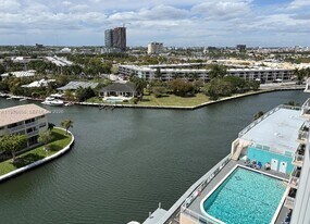 427 Golden Isles Dr in Hallandale Beach, FL - Building Photo