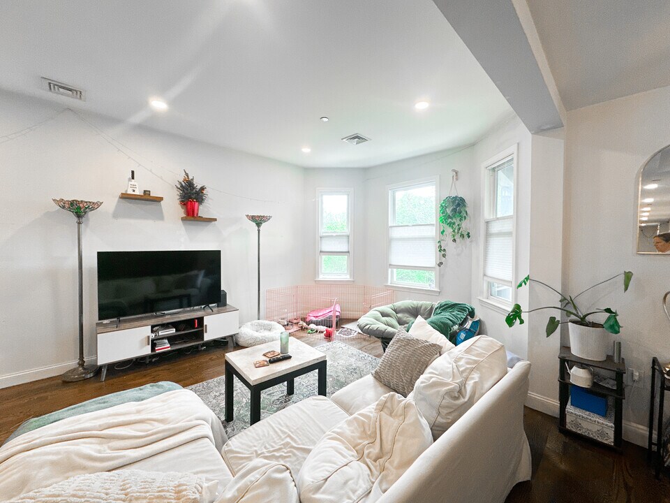 77 Torrey St, Unit 2 in Boston, MA - Foto de edificio