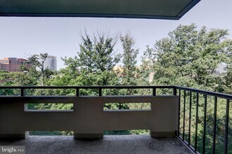 1808 Old Meadow Rd in McLean, VA - Building Photo - Building Photo