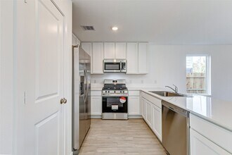 18522 Tre Croci Dr in New Caney, TX - Foto de edificio - Building Photo