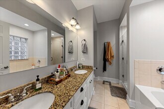 4226 N Ashland Ave, Unit 3A in Chicago, IL - Building Photo - Building Photo