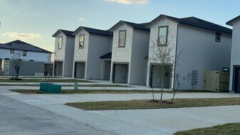 8319 V. Pisa in San Antonio, TX - Building Photo