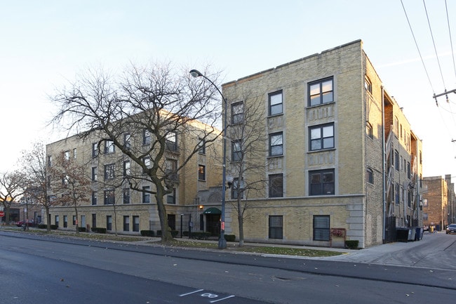 Wilson Court - 1901 W Wilson Ave in Chicago, IL - Building Photo - Building Photo