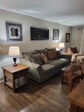 950 E Rue de la Banque, Unit 310 in Creve Coeur, MO - Building Photo - Building Photo