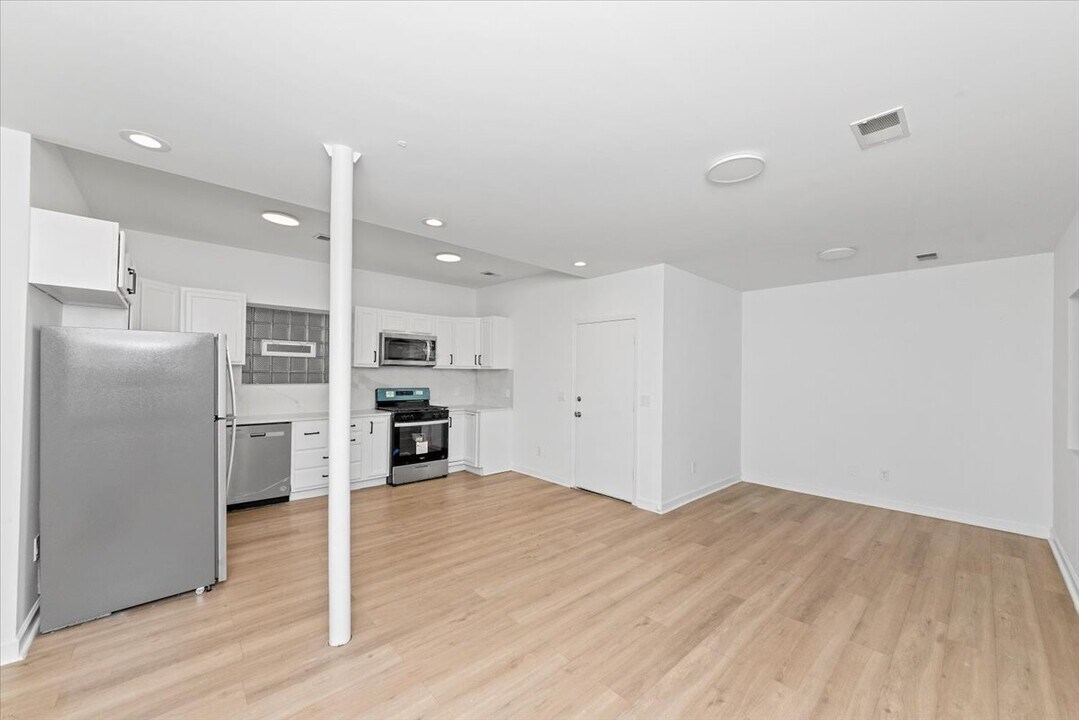 1042 N Kedzie Ave, Unit G in Chicago, IL - Building Photo