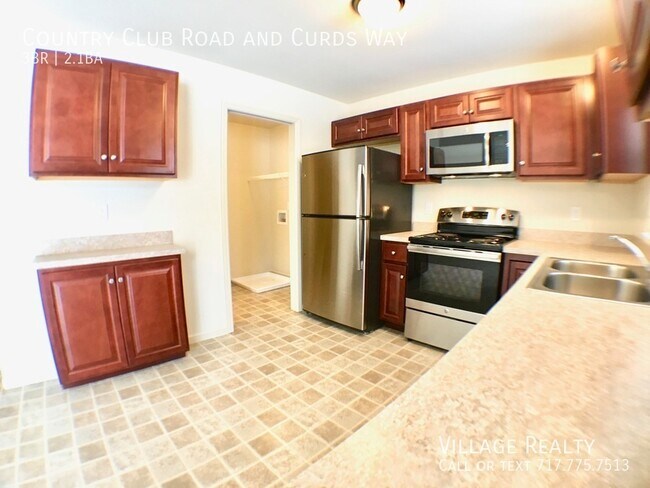 705 Country Club Rd in Red Lion, PA - Building Photo - Building Photo