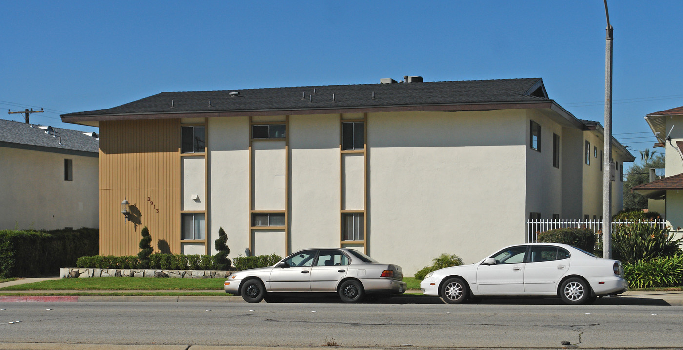 2913 N Garey Ave in Pomona, CA - Building Photo