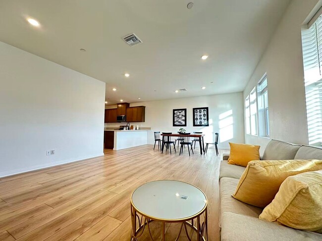 3904 E Coronado Privado in Ontario, CA - Building Photo - Building Photo