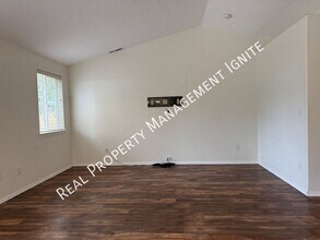 222 Southwest 33rd Drive in Redmond, OR - Foto de edificio - Building Photo