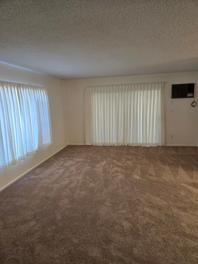 940 W Duarte Rd