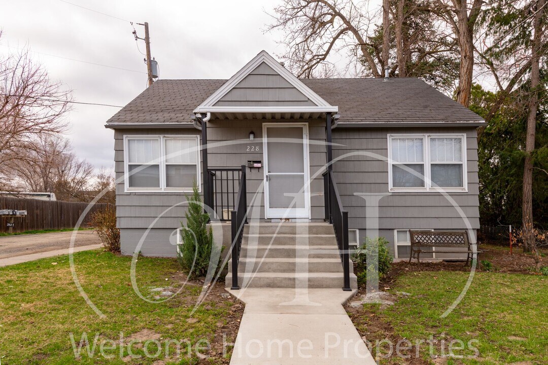 228 SE 6th St in College Place, WA - Building Photo