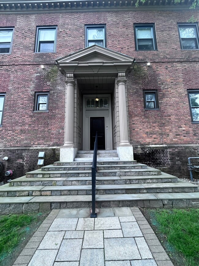 13 Chester St, Unit 3W in Glens Falls, NY - Building Photo - Building Photo