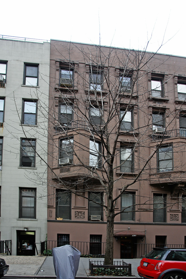 130 W 71st St in New York, NY - Building Photo - Building Photo