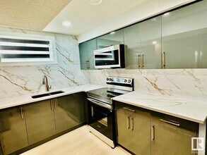 9504 75 Street NW in Edmonton, AB - Building Photo - Building Photo