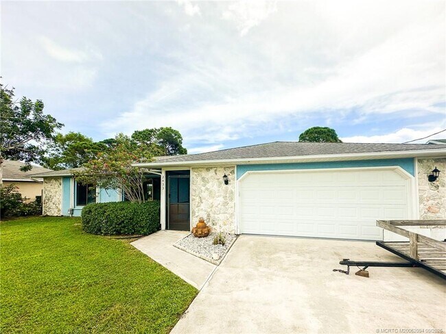 2433 SE Hallahan St in Port St. Lucie, FL - Building Photo - Building Photo