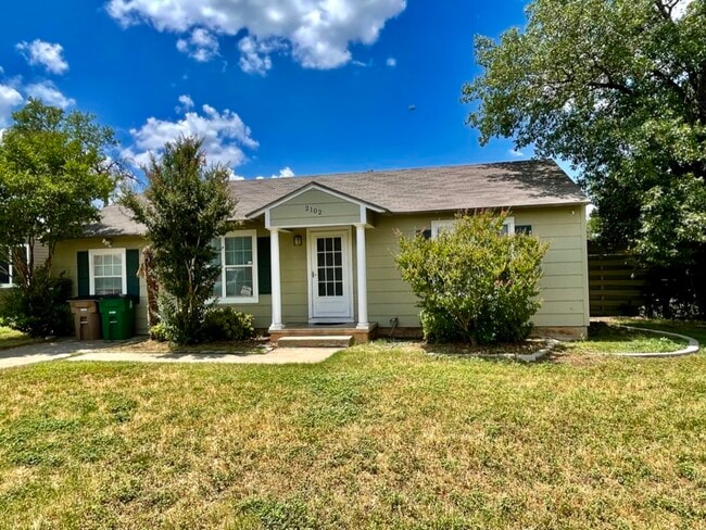 2102 W Concho Ave in San Angelo, TX - Foto de edificio - Building Photo