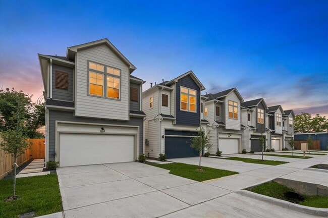 5910 Eastwood St in Houston, TX - Foto de edificio - Building Photo