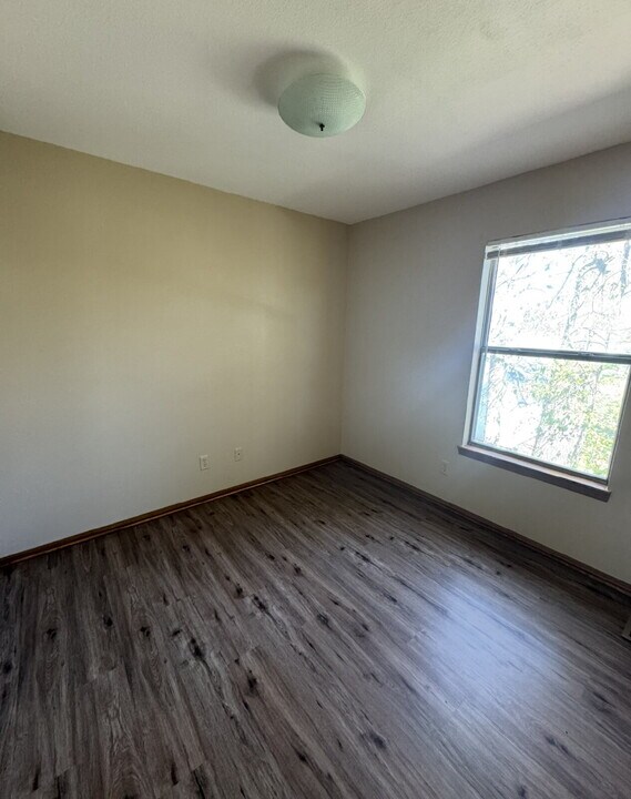594 Shadowrock Dr-Unit -Unit B in Forsyth, MO - Building Photo