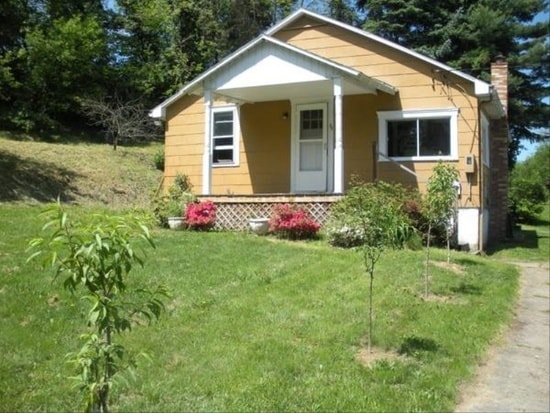 44 W. Washington St in Westover, WV - Building Photo - Building Photo