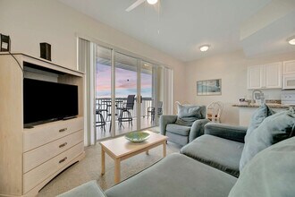 8800 Bay Pines Blvd in St. Petersburg, FL - Foto de edificio - Building Photo