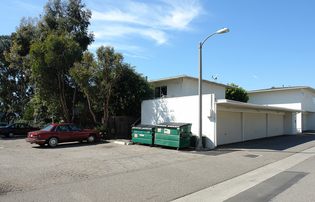 1700-1710 Westcliff Dr in Newport Beach, CA - Building Photo - Building Photo