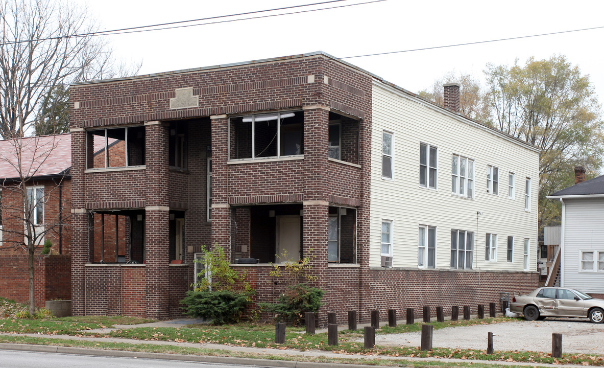 4926 E Washington St in Indianapolis, IN - Foto de edificio