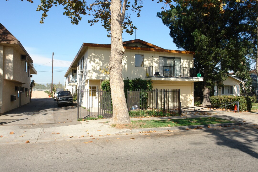 14843 Gilmore St in Van Nuys, CA - Building Photo