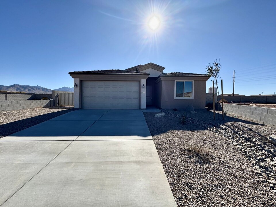 3587 Charleston Loop in Kingman, AZ - Building Photo