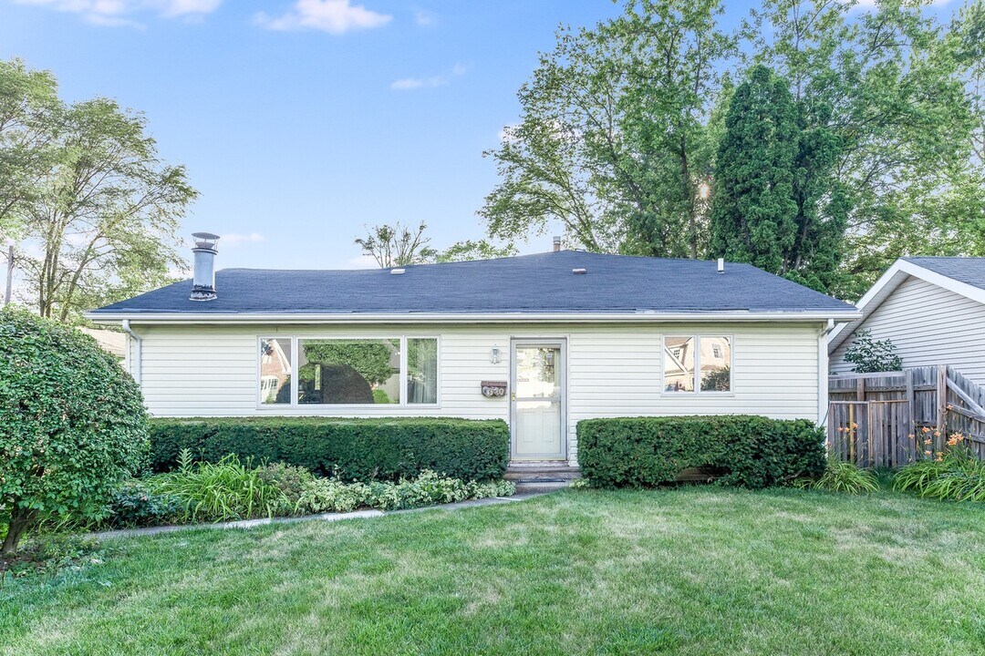 1340 Campbell Ave in Wheaton, IL - Building Photo