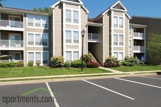 Oaks of Woodlawn in Alexandria, VA - Foto de edificio - Building Photo