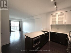 21-421 Clairtrell Rd in Toronto, ON - Building Photo - Building Photo