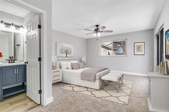 11203 Sherwood Oak Ct in St. Louis, MO - Building Photo - Building Photo