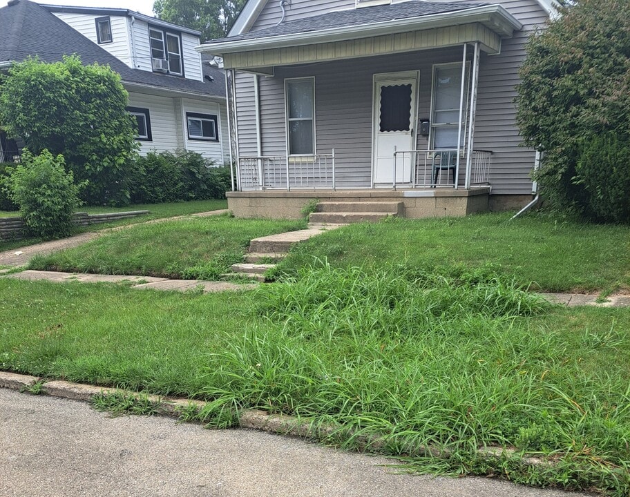 915 W Thrush Ave in Peoria, IL - Building Photo