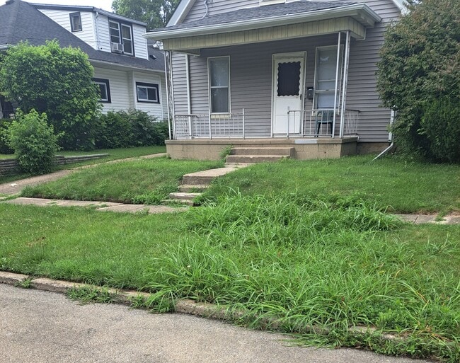 property at 915 W Thrush Ave