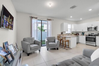 11101 W 33rd Ct, Unit 0 in Hialeah, FL - Building Photo - Building Photo