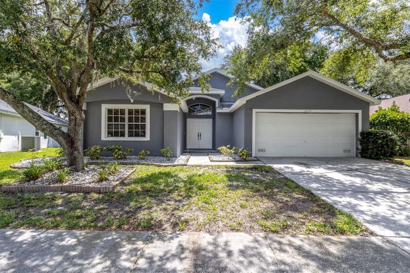 5204 New Brittany Ln in Zephyrhills, FL - Building Photo