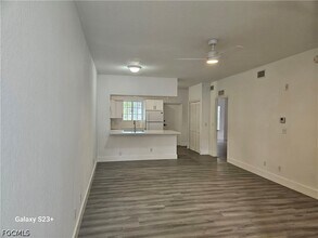 8424 Bernwood Cove Loop, Unit 1511 in Ft. Myers, FL - Foto de edificio - Building Photo