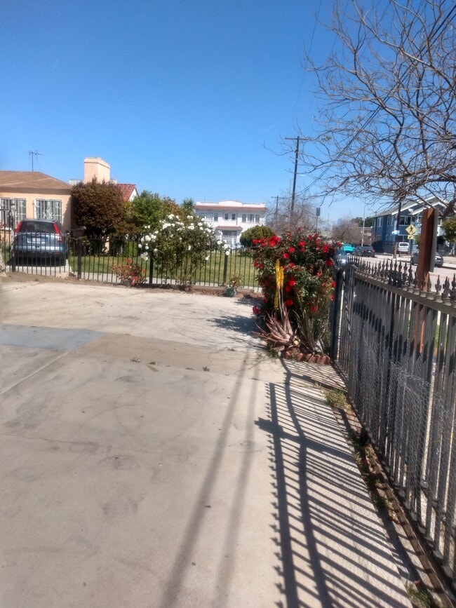 4917 S San Pedro St, Unit 4917 in Los Angeles, CA - Foto de edificio - Building Photo