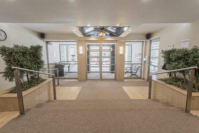 Le Saphir in St. Laurent, QC - Foto de edificio - Building Photo