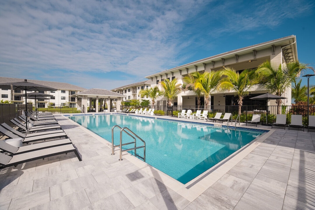 Reva in Ft. Myers, FL - Foto de edificio