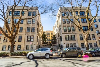 604 W Addison St, Unit B4 in Chicago, IL - Building Photo - Building Photo