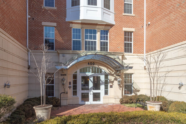 Cameron Square in Alexandria, VA - Foto de edificio - Building Photo