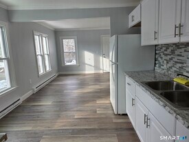 73 Meridian St in Groton, CT - Building Photo