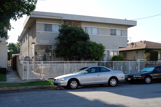 11620 Oxford Ave in Hawthorne, CA - Foto de edificio - Building Photo